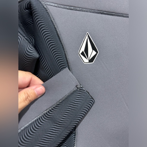 Volcom Boys Size 14 Wetsuit Jacket 2 mm Long Sleeve Charcoal Grey NWT - Picture 6 of 8